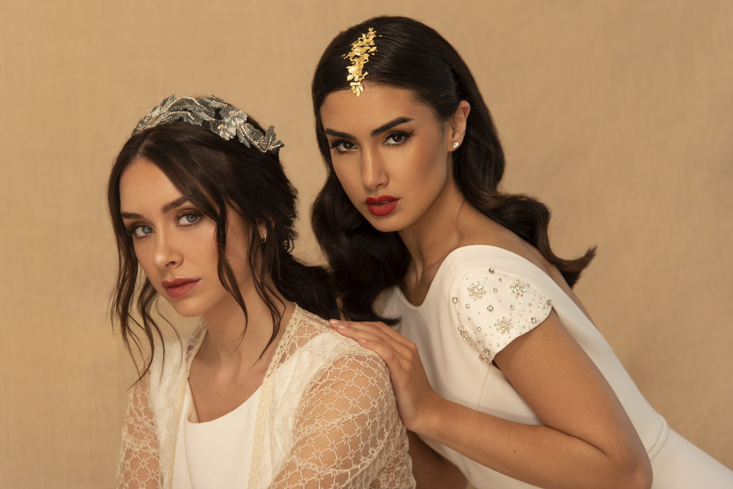 Estilista Backstage Brides preparando a una novia