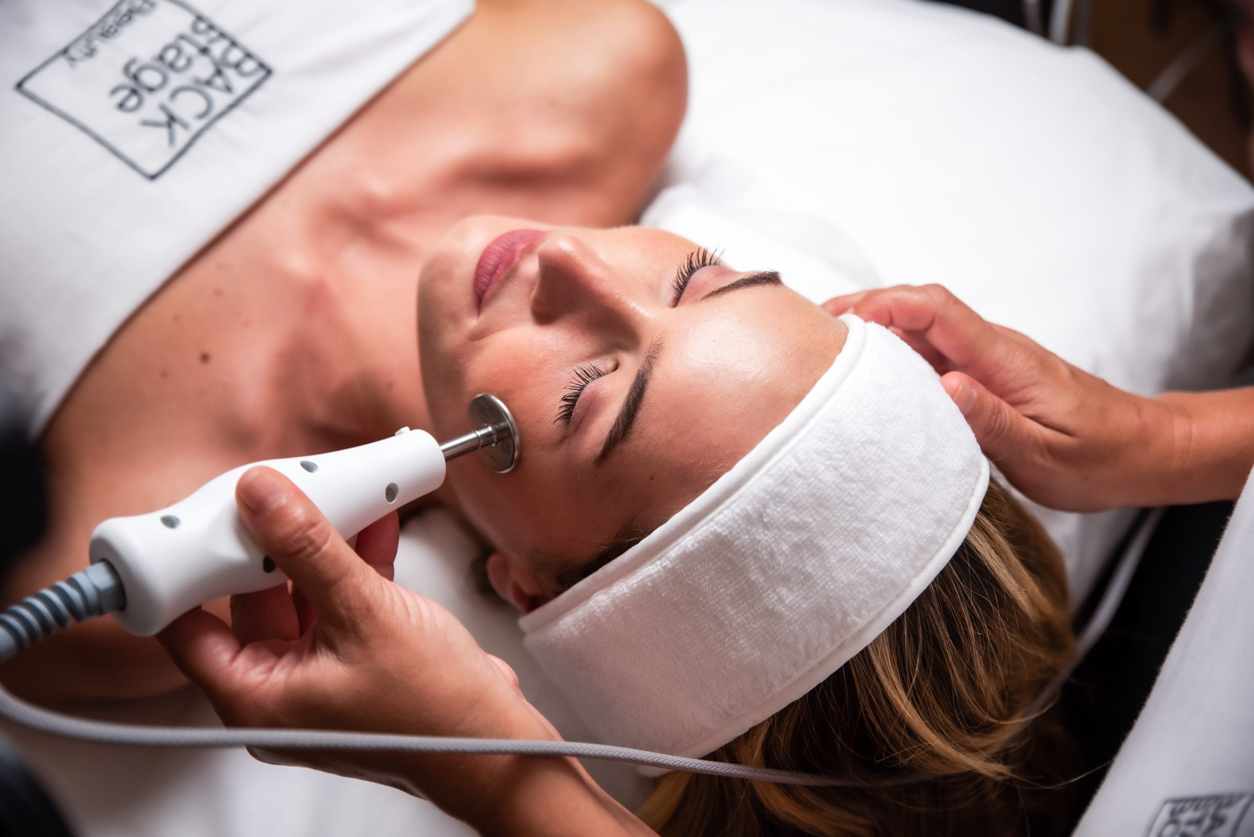 Facialista de Backstage BCN realizando un tratamiento facial